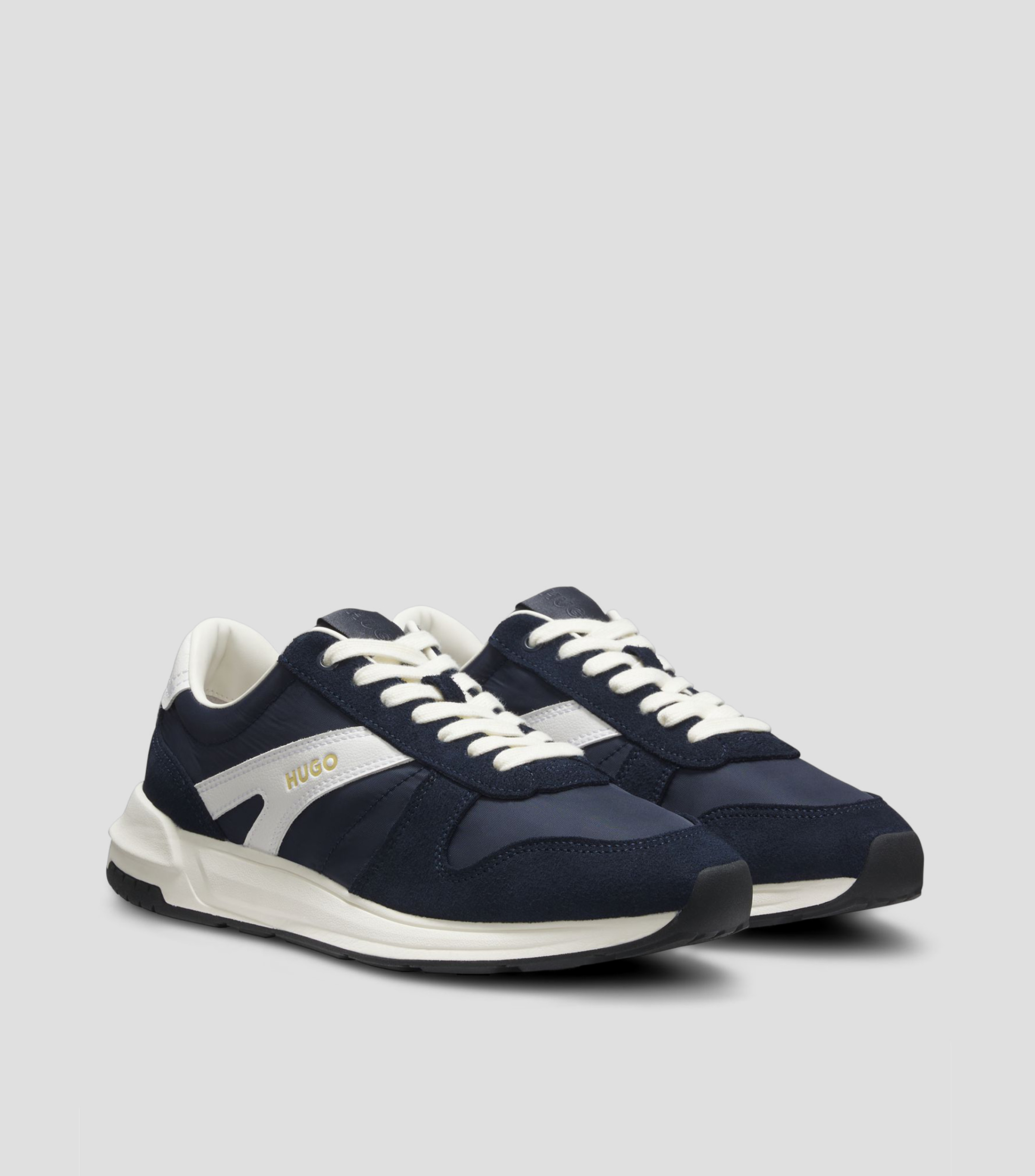 Tenis con ribetes de ante y detalles de logo Hombre